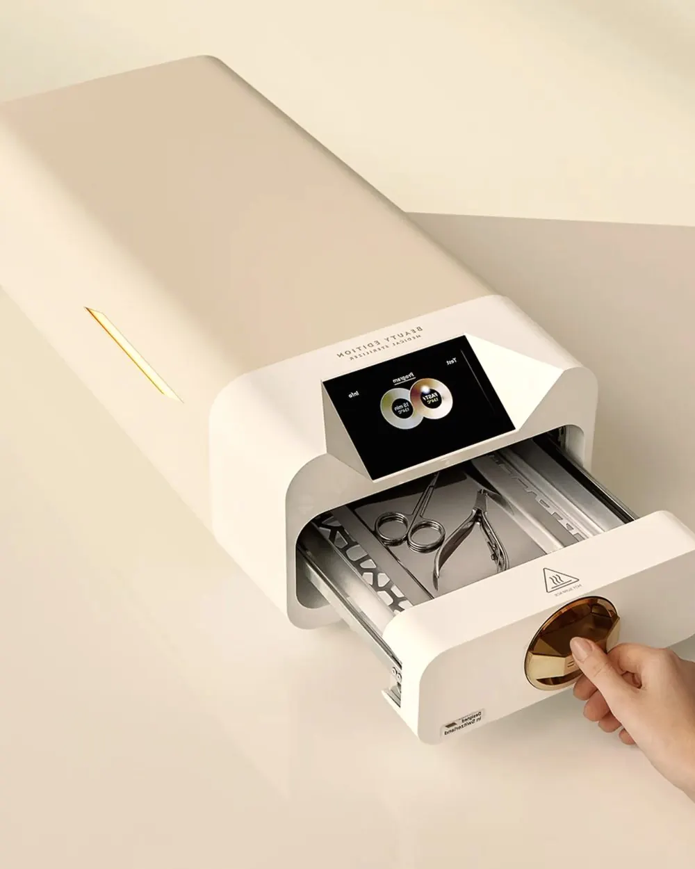 Autoclave Enbio ouvert, avec des instruments de manucure